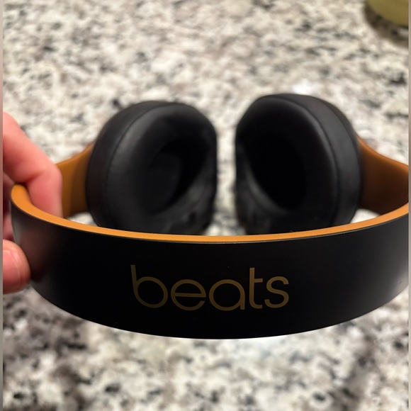 Beats Studio3 Wireless Headphones - Black and Gold - Picture 4 of 6